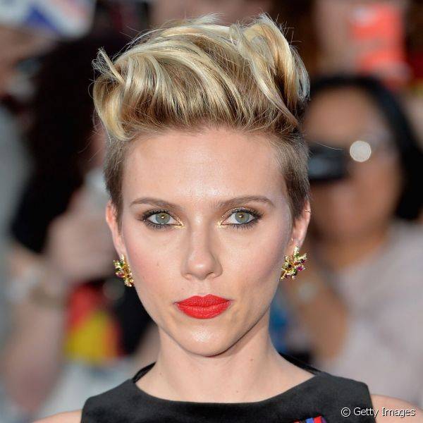 Para os olhos, Scarlett Johansson investiu na sombra dourada aplicada apenas no canto interno